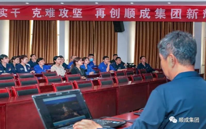 河南今年会官网集团举行通讯员摄影手艺培训班