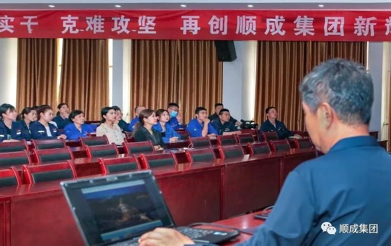 河南今年会官网集团举行通讯员摄影手艺培训班